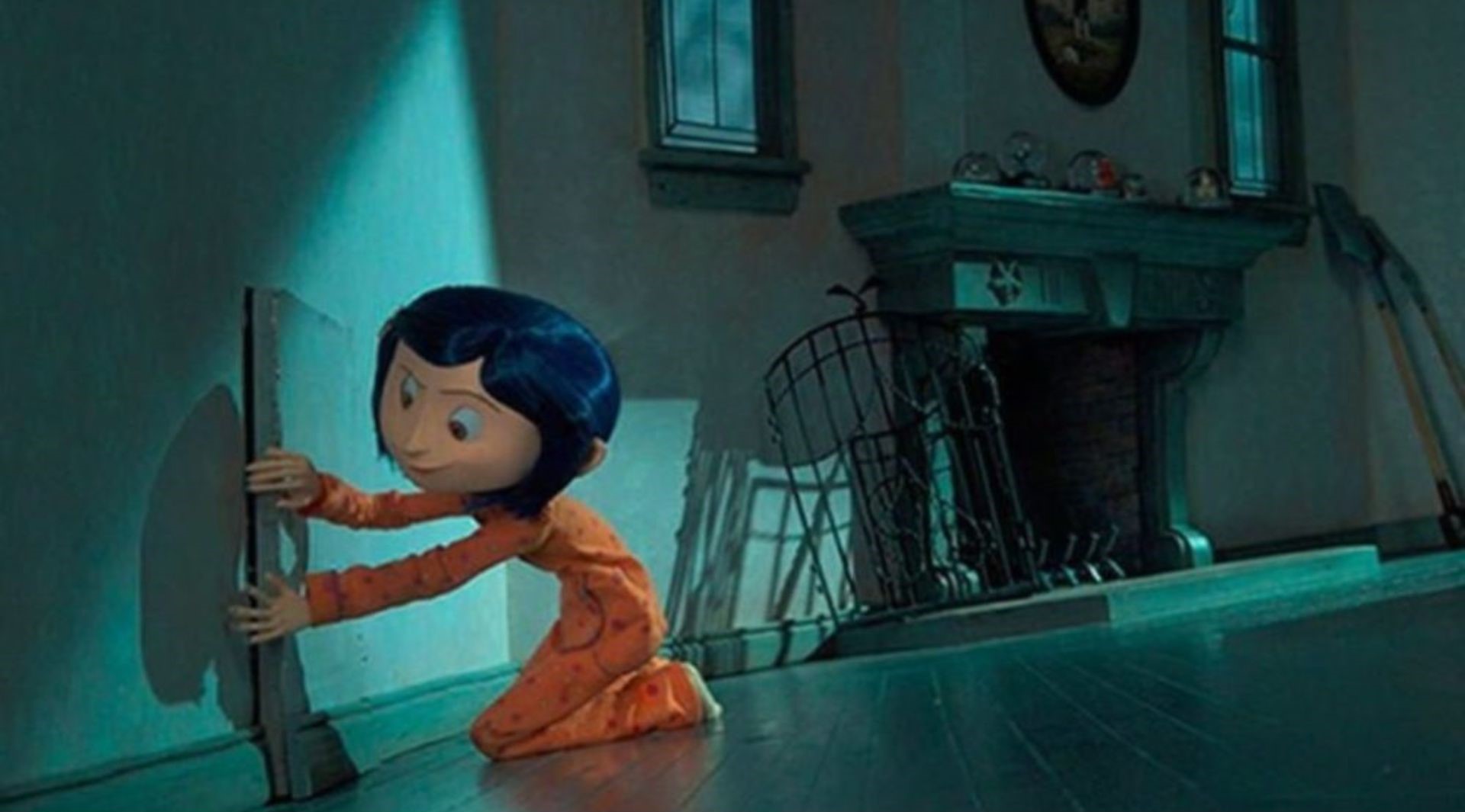 foto contendo a Coraline em frente a porta para o outro mundo